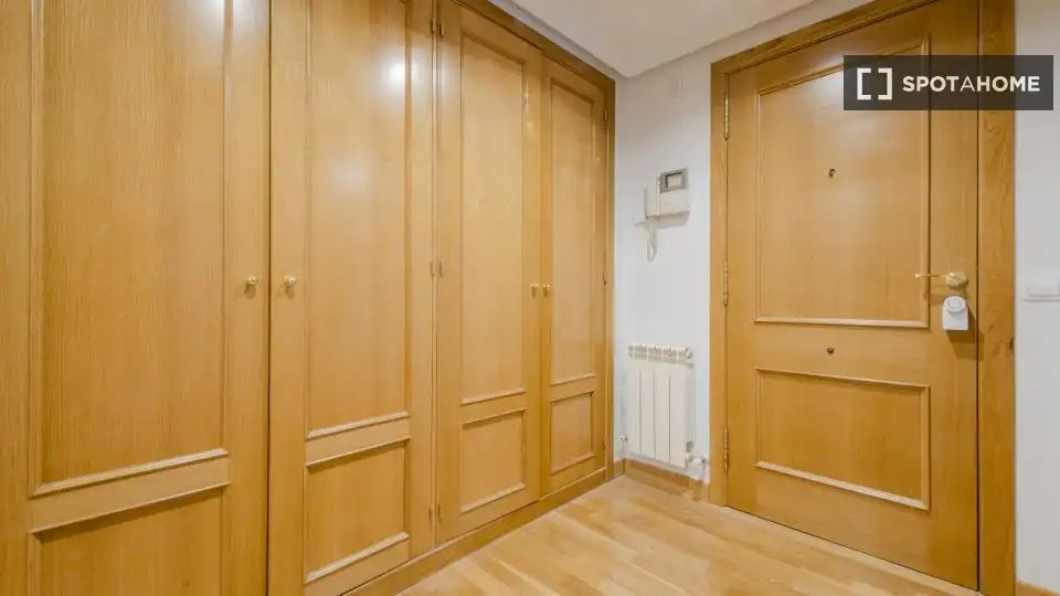 Dormitori de Pis per a compartir en Madrid amb Aire condicionat, Calefacció i Moblat