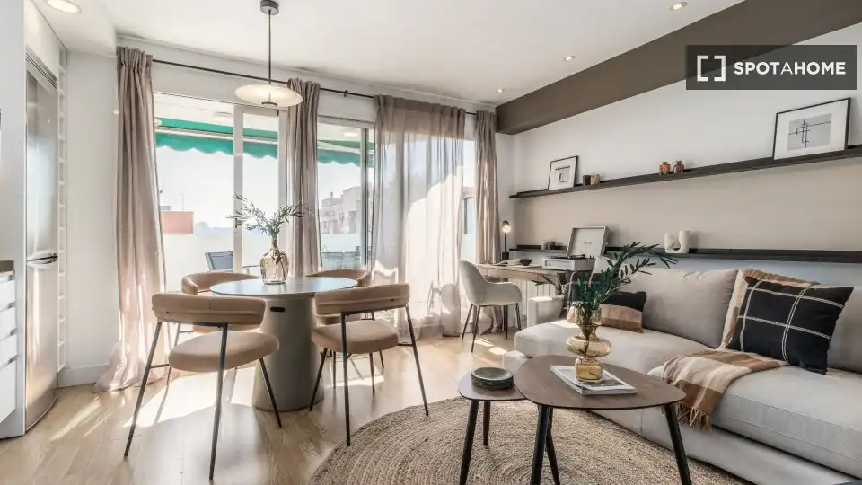 Living room of Flat for rent in Madrid  with Air Conditioner, Heating and Furnished