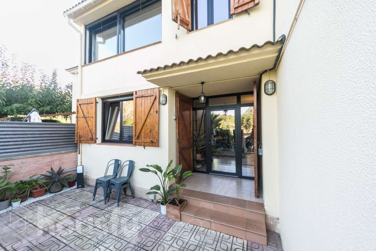 Vista exterior de Casa adosada en venta en  Tarragona Capital con Aire acondicionado, Calefacción y Jardín privado