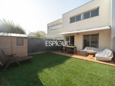 Casa con balcón en venta en Vilablareix