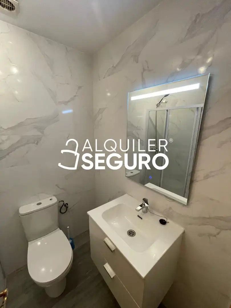 Bany de Pis de lloguer en Madrid amb Aire condicionat, Calefacció i Traster