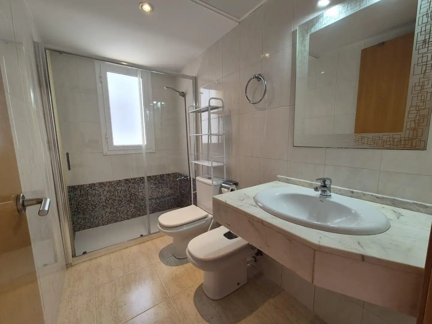 Badezimmer von Wohnung zum Verkauf in El Vendrell mit Klimaanlage, Heizung und Privatgarten