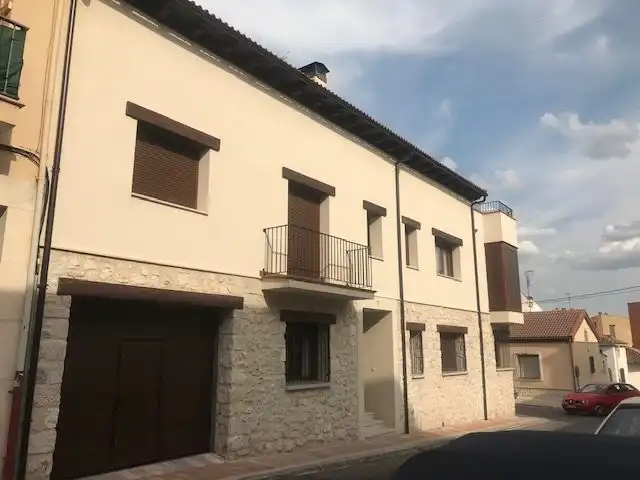 Vista exterior de Casa o xalet en venda en Cuéllar amb Calefacció, Jardí privat i Terrassa