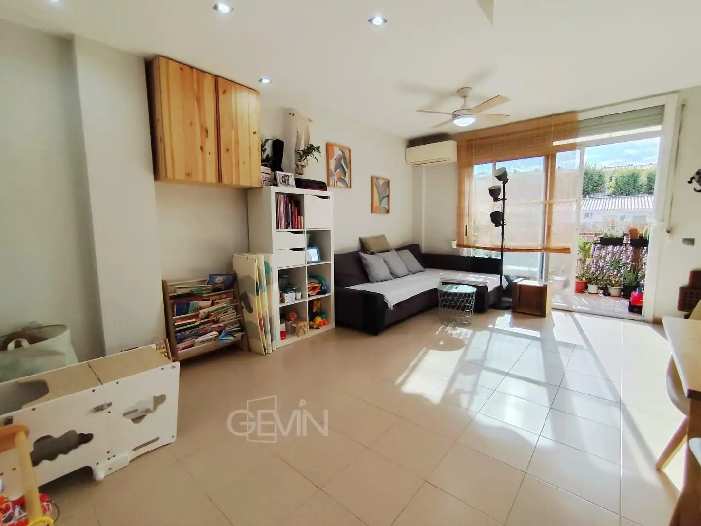 Sala de estar de Piso en venta en Santa Perpètua de Mogoda con Aire acondicionado, Trastero y Balcón