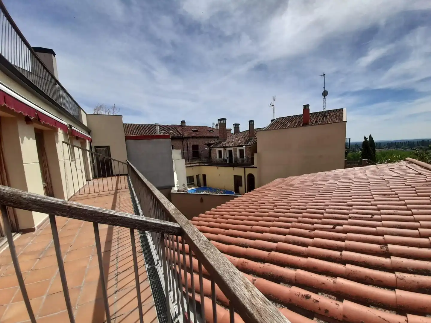 Vista exterior de Edifici en venda en Simancas