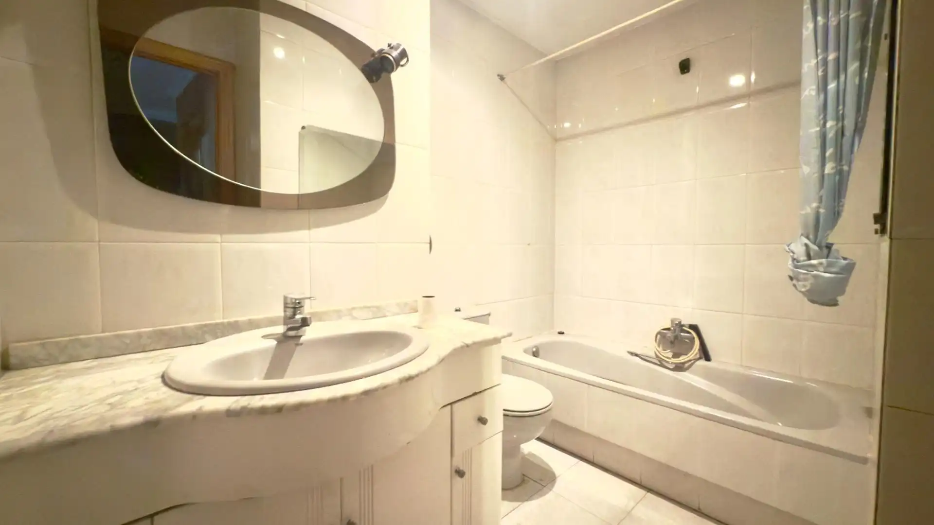 Badezimmer von Wohnung zum Verkauf in Xinzo de Limia mit Parkett, Terrasse und Balkon