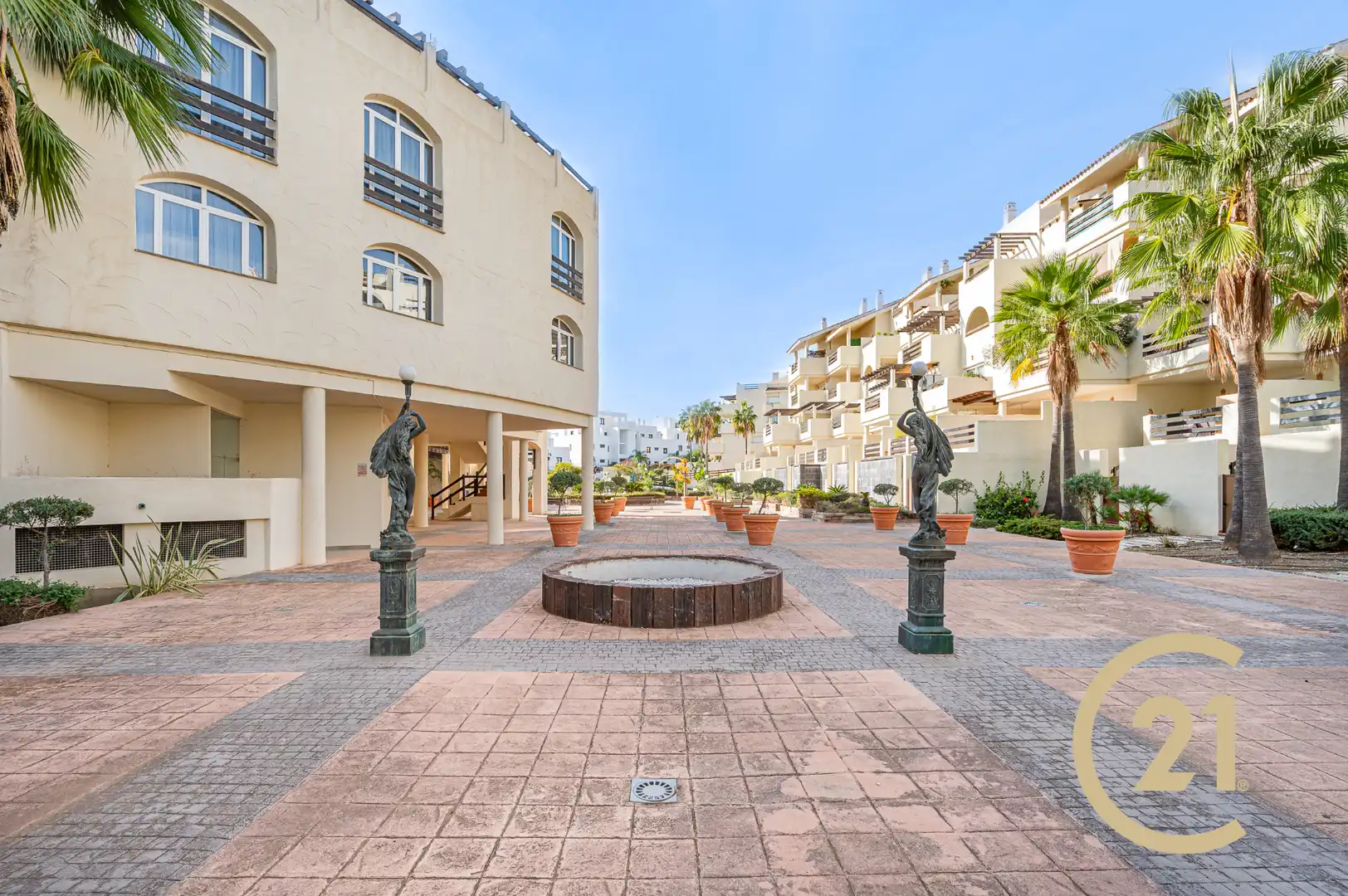 Vista exterior de Dúplex en venda en Estepona amb Aire condicionat, Terrassa i Moblat