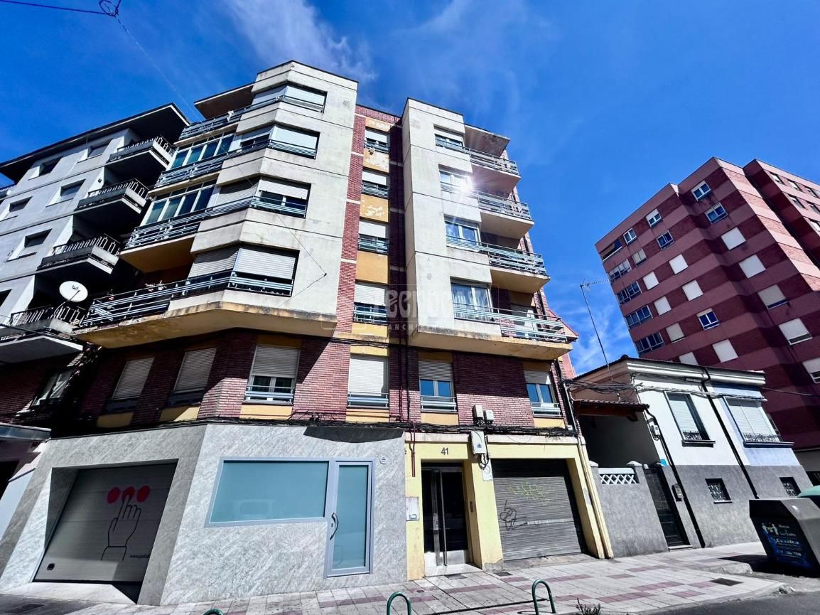 Vista exterior de Piso en venta en León Capital  con Calefacción y Terraza