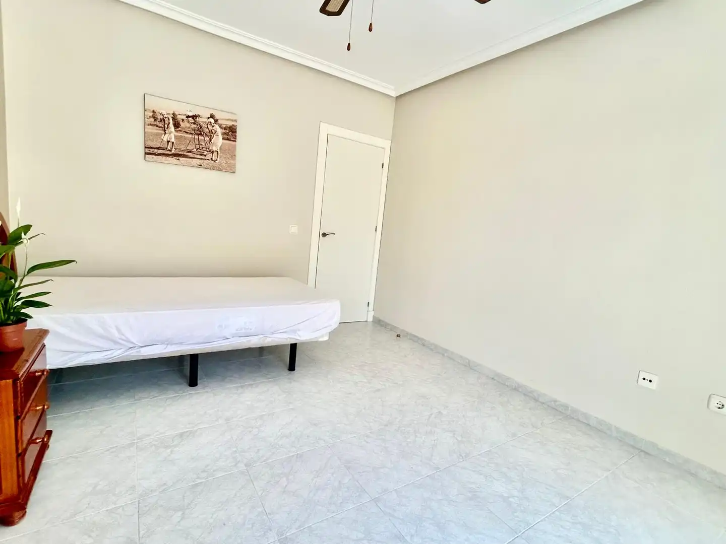 Habitación de Casa adosada en venta en Roquetas de Mar con Aire acondicionado, Calefacción y Jardín privado