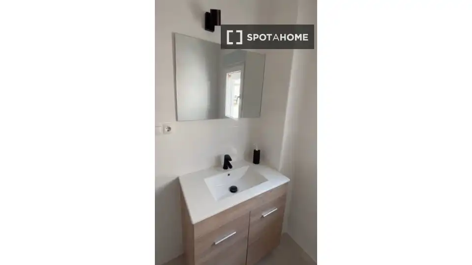 Bathroom of Flat for share in Almería  with Air Conditioner, Heating and Furnished