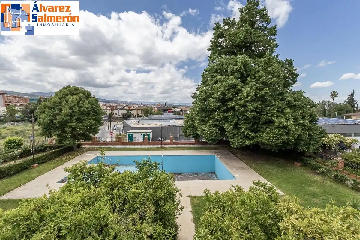 Piscina de Casa o chalet en venta en Huétor Vega con Aire acondicionado, Calefacción y Jardín privado
