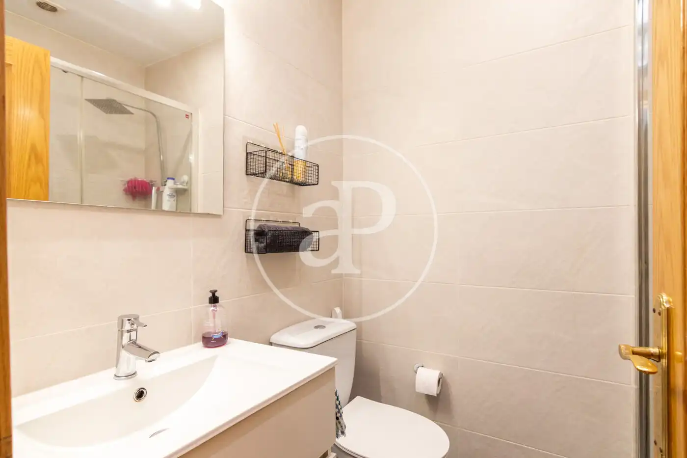 Bathroom of Flat for rent in Madrid  with Air Conditioner, Heating and Furnished