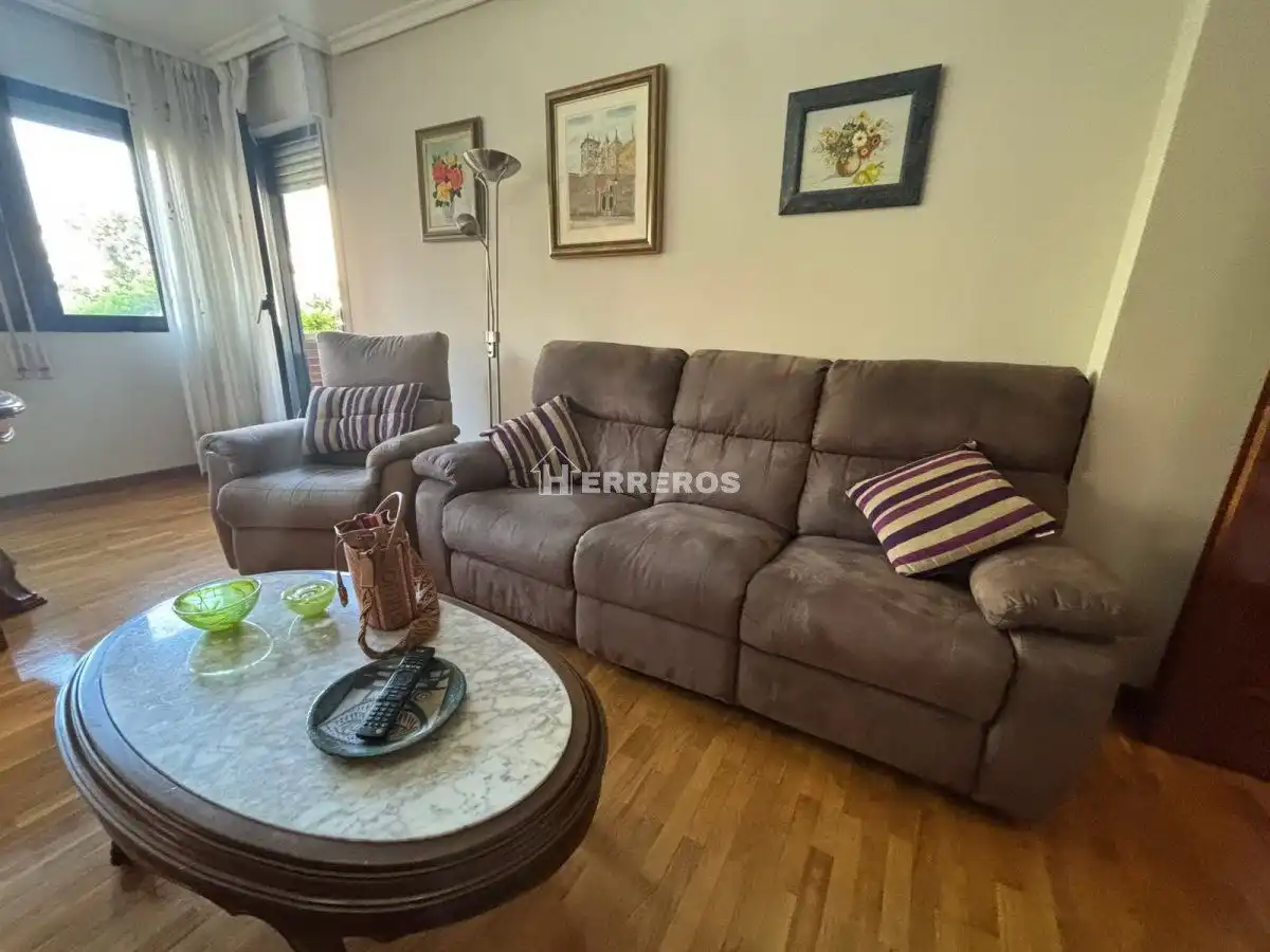 Sala de estar de Piso en venta en  Logroño con Calefacción, Parquet y Terraza