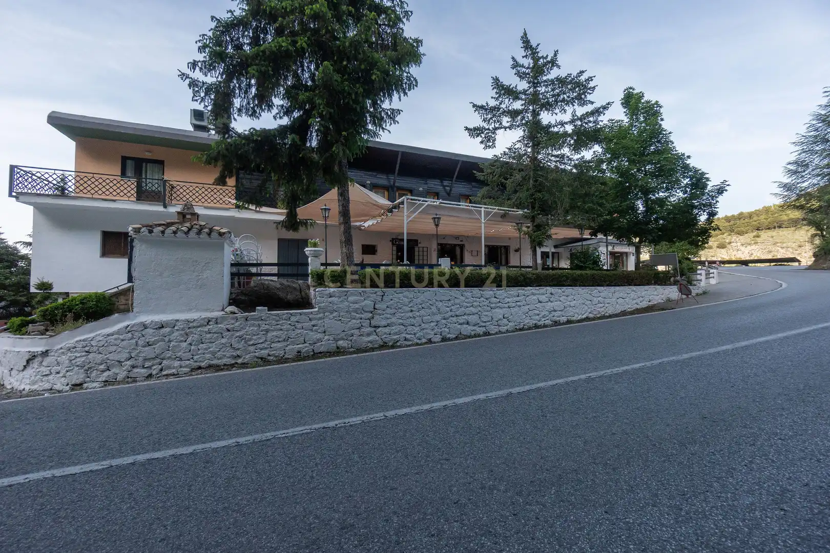 Außenansicht von Gebäude zum Verkauf in Sierra Nevada mit Gemeinschaftspool