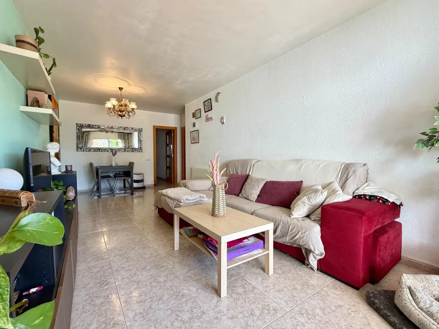 Sala de estar de Piso en venta en Santa Margarida I Els Monjos con Calefacción, Terraza y Amueblado