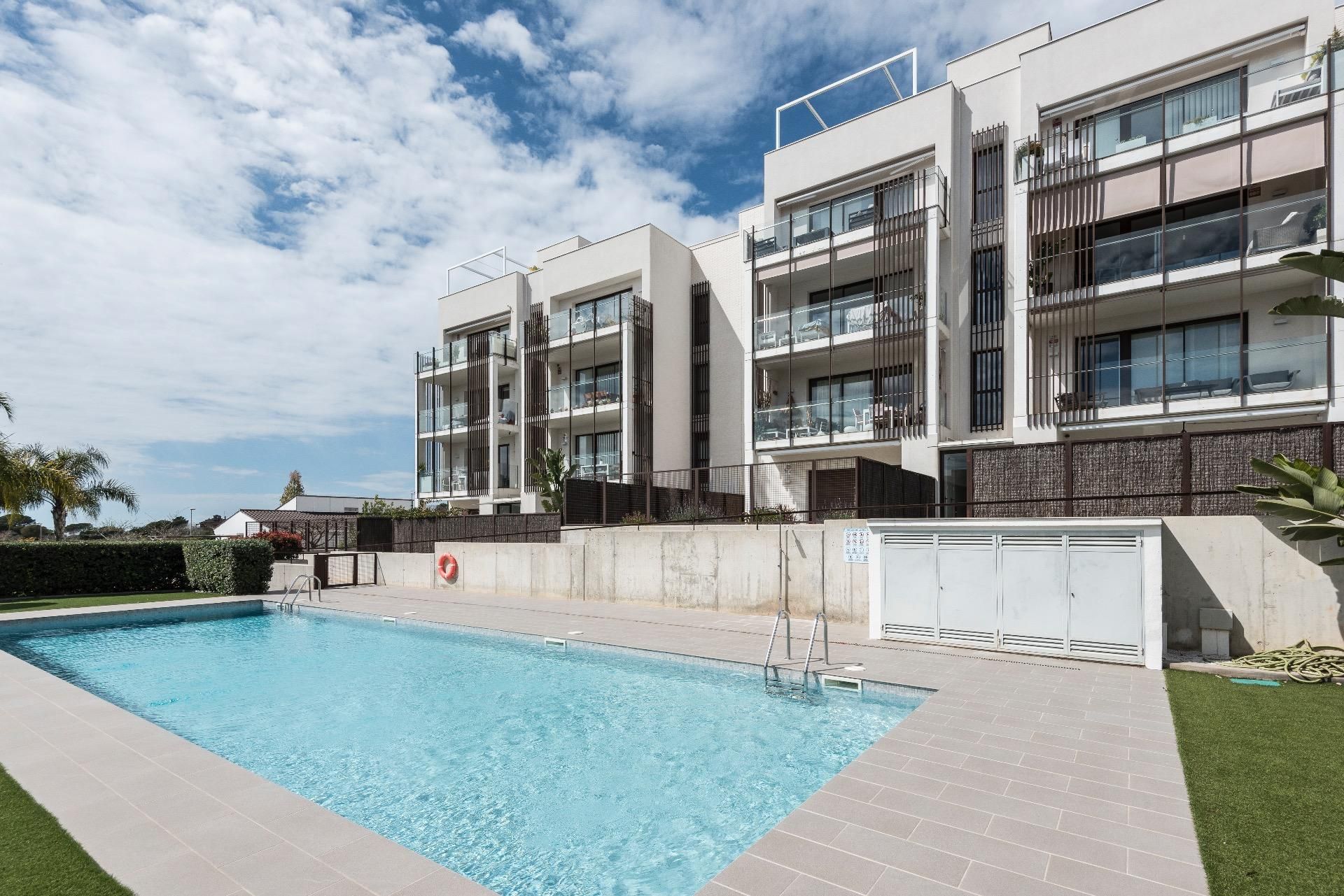 Swimming pool of Flat for sale in Vilanova i la Geltrú  with Air Conditioner, Heating and Private garden