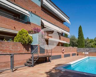 Vista exterior de Dúplex en venda en Sant Cugat del Vallès amb Piscina i Balcó