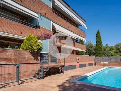 Vista exterior de Dúplex en venda en Sant Cugat del Vallès amb Piscina i Balcó