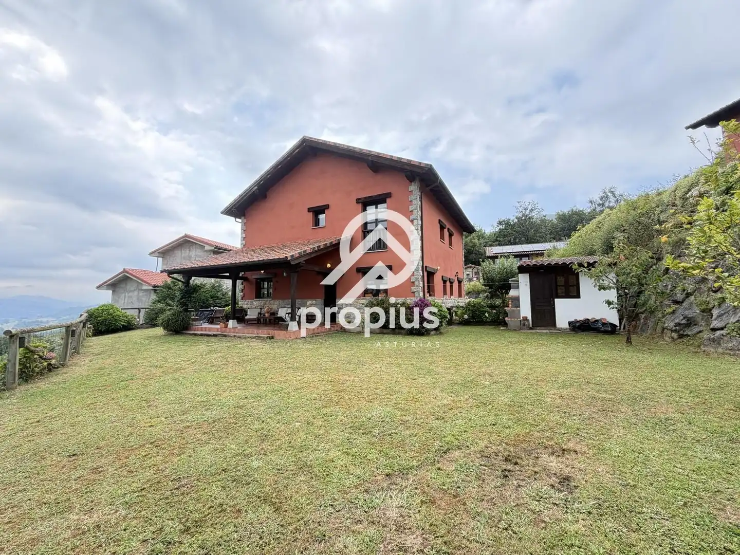 Vista exterior de Casa adosada en venda en Cangas de Onís amb Calefacció, Jardí privat i Terrassa