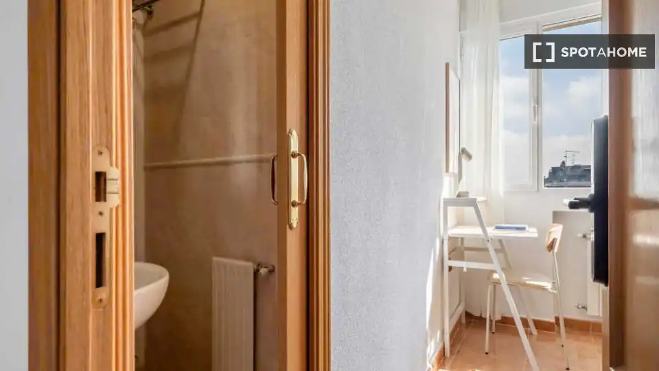 Baño de Piso para compartir en Madrid con Aire acondicionado, Terraza y Amueblado