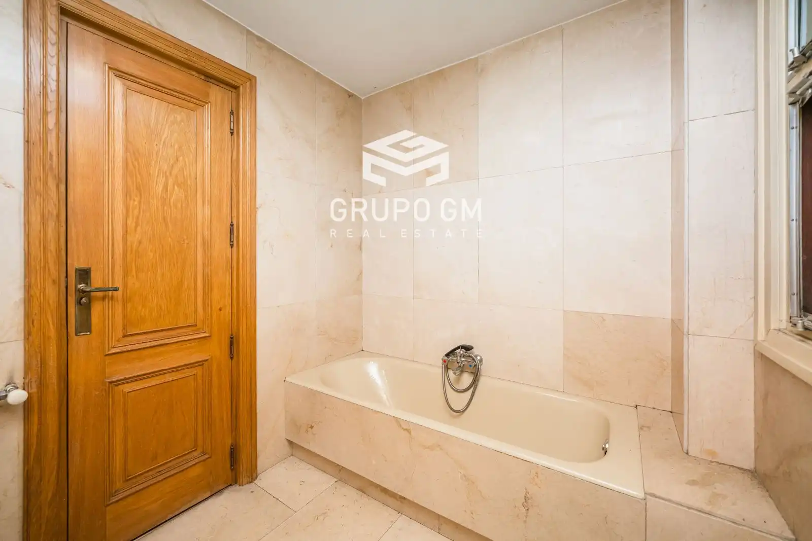 Bathroom of Flat for sale in Madrid  with Air Conditioner and Heating