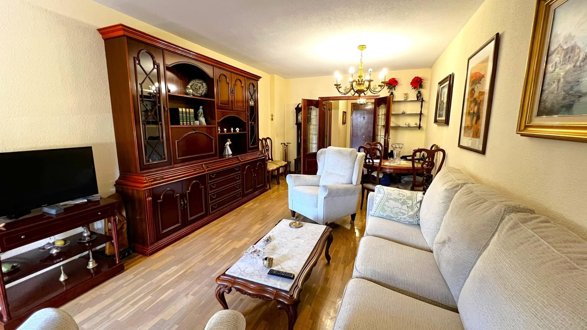 Sala de estar de Piso en venta en  Madrid Capital con Calefacción, Jardín privado y Parquet