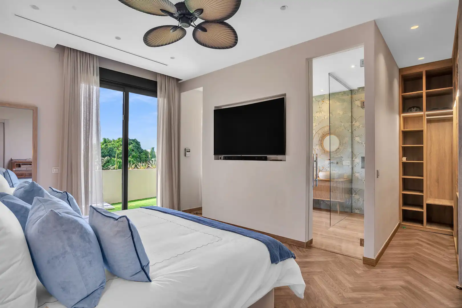 Dormitori de Casa o xalet de lloguer en Marbella amb Aire condicionat, Jardí privat i Terrassa