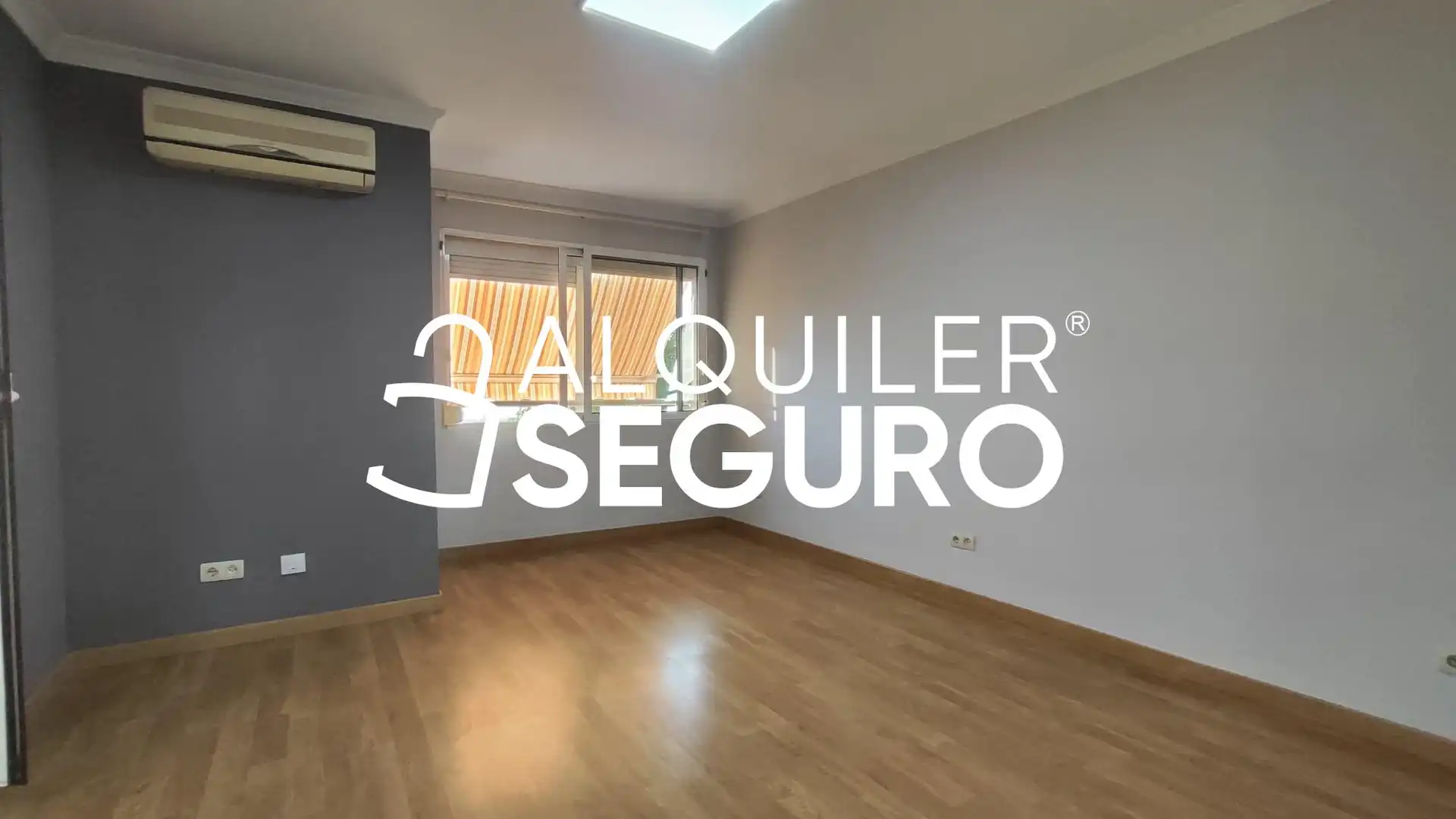 Schlafzimmer von Wohnung zur Miete in Valencia mit Klimaanlage und Terrasse