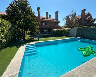 Piscina de Casa adosada de lloguer en Pozuelo de Alarcón amb Aire condicionat, Terrassa i Piscina