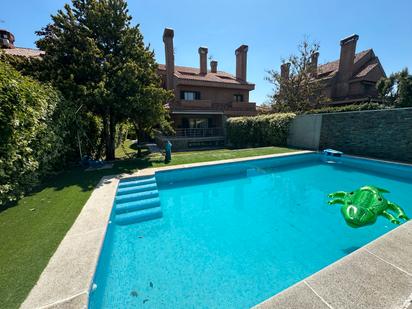 Piscina de Casa adosada de lloguer en Pozuelo de Alarcón amb Aire condicionat, Jardí privat i Parquet