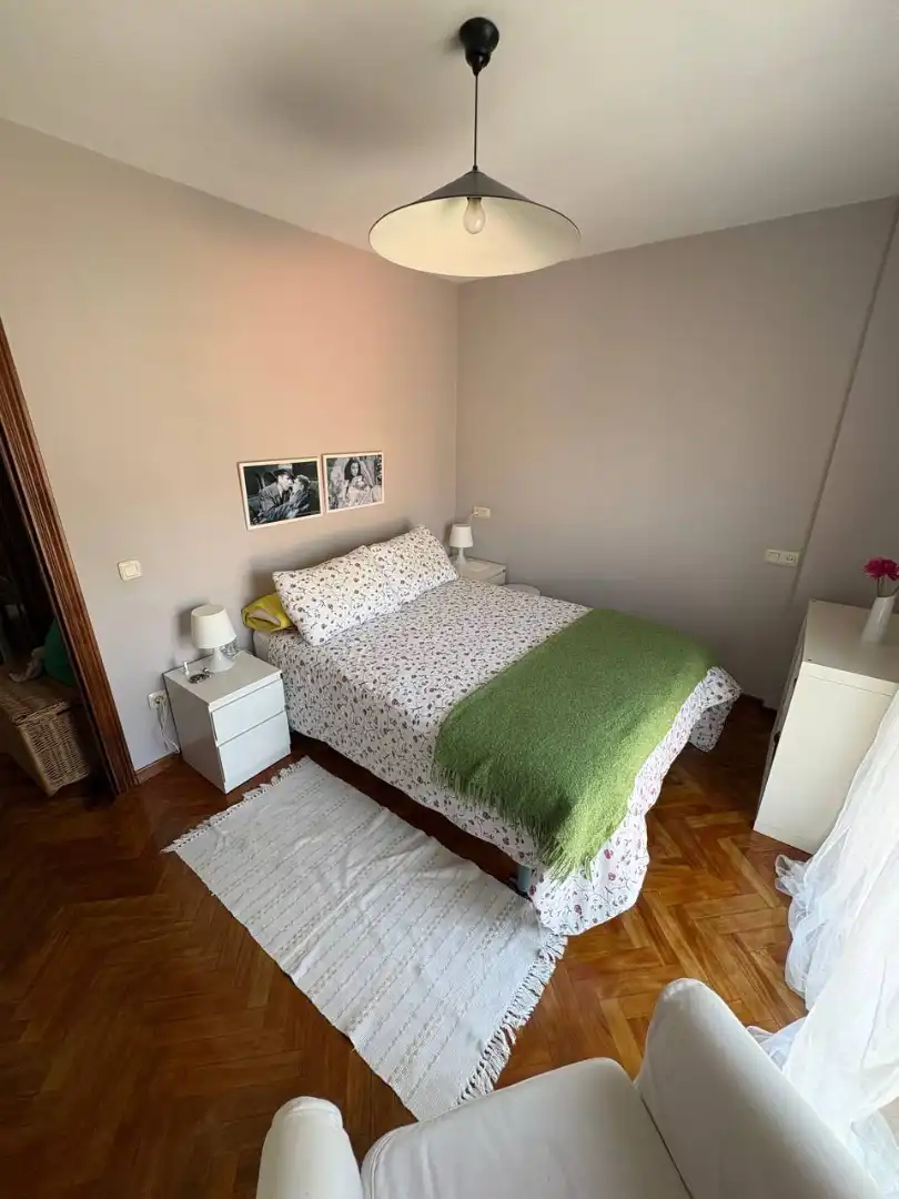 Schlafzimmer von Wohnungen zur Miete in Culleredo mit Heizung, Parkett und Möbliert