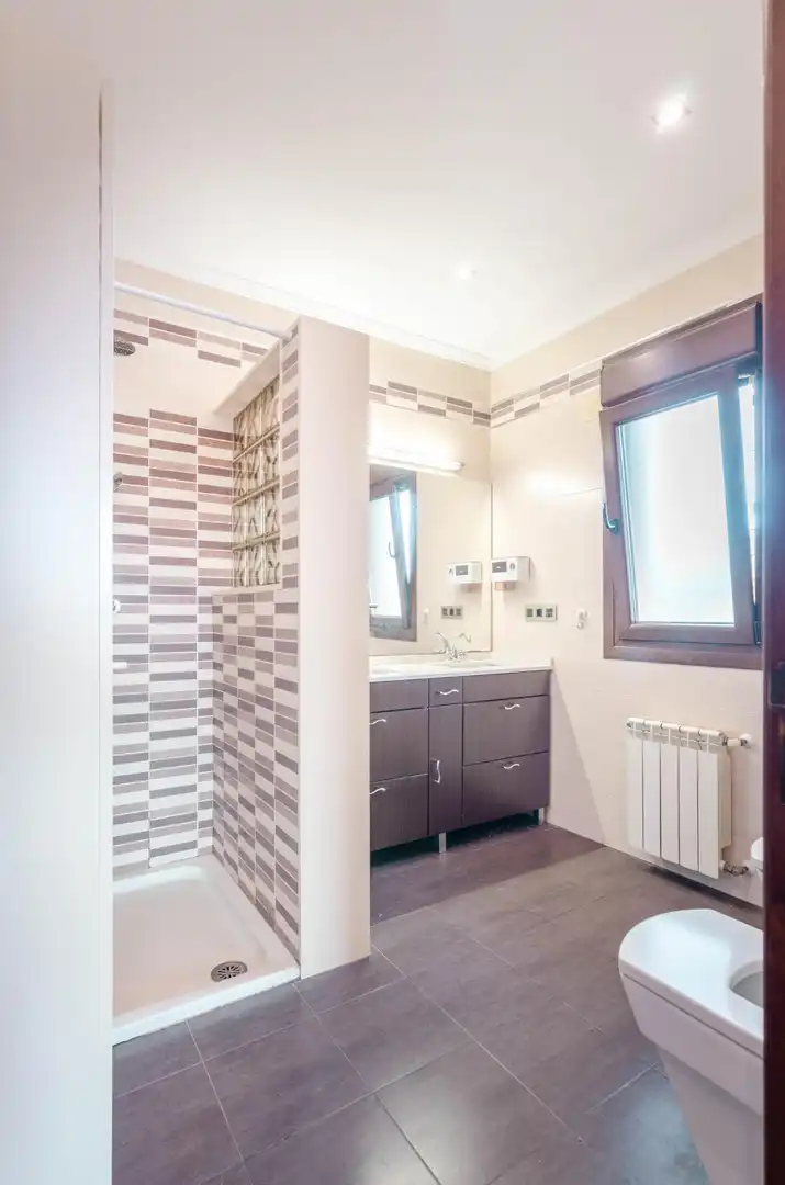Baño de Casa o chalet en venta en Santo Adriano con Calefacción, Piscina y Alarma