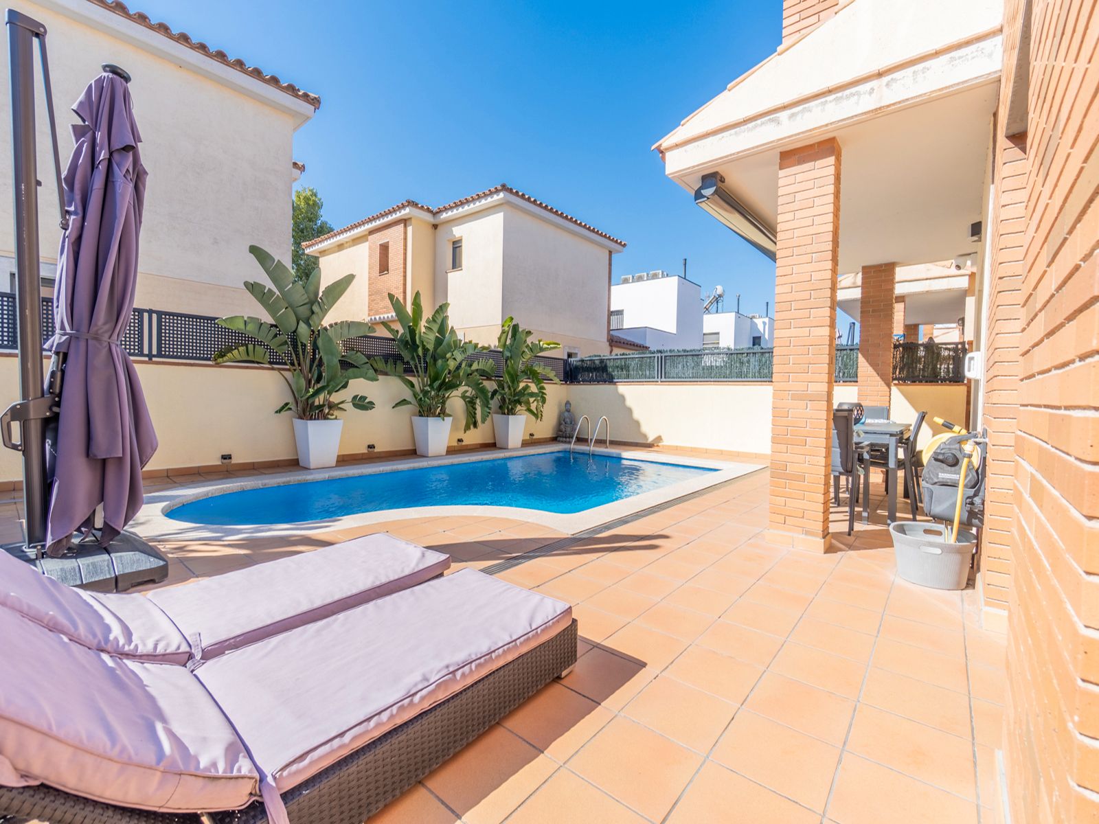 Piscina de Casa o xalet en venda en Empuriabrava amb Calefacció, Jardí privat i Terrassa