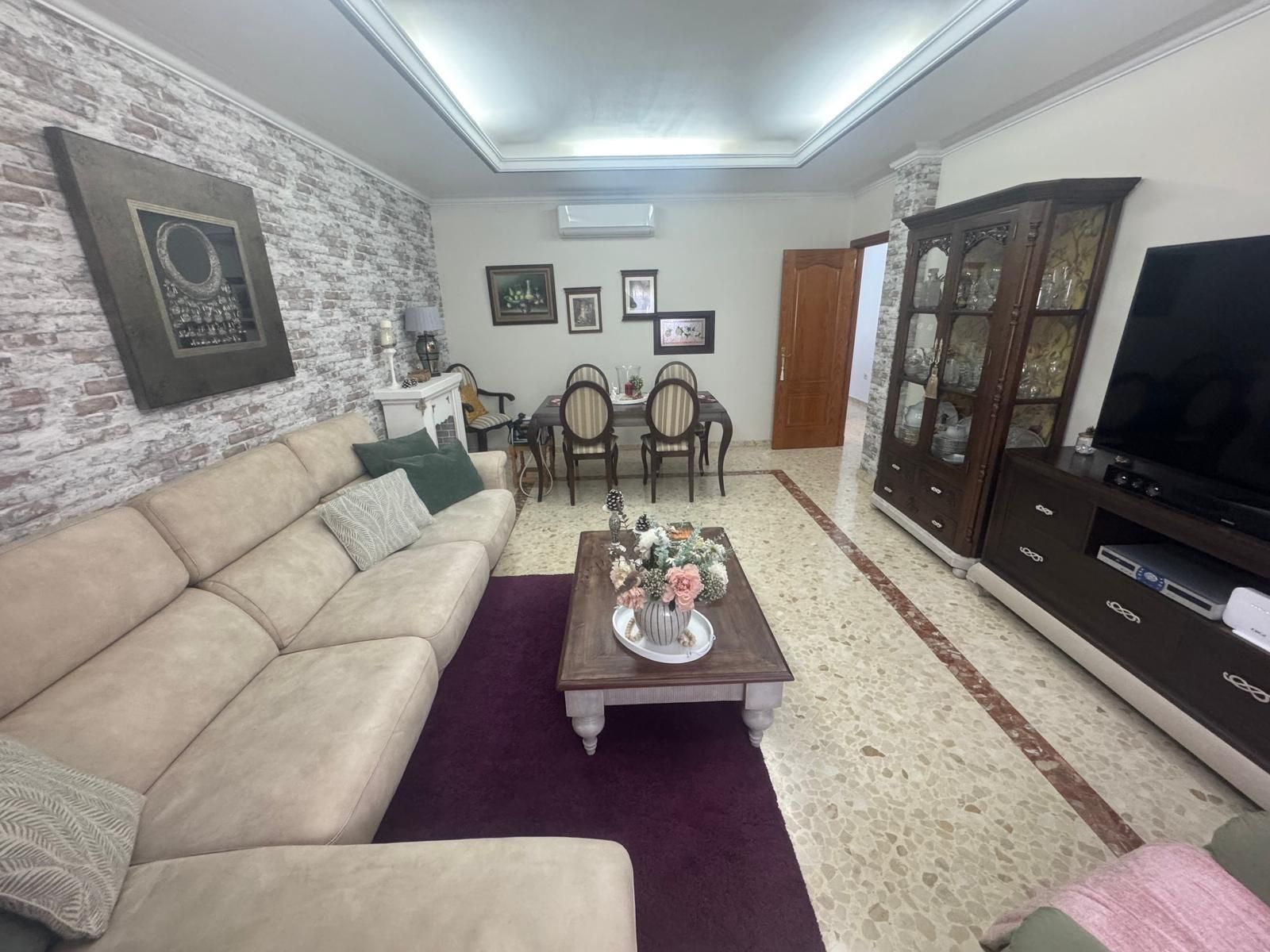 Sala d'estar de Casa o xalet en venda en Dos Hermanas amb Aire condicionat, Calefacció i Terrassa