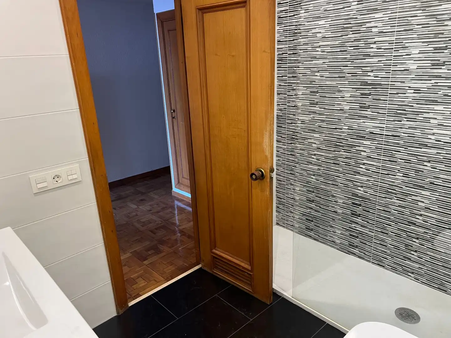 Baño de Piso en venta en Oviedo  con Calefacción, Parquet y Terraza