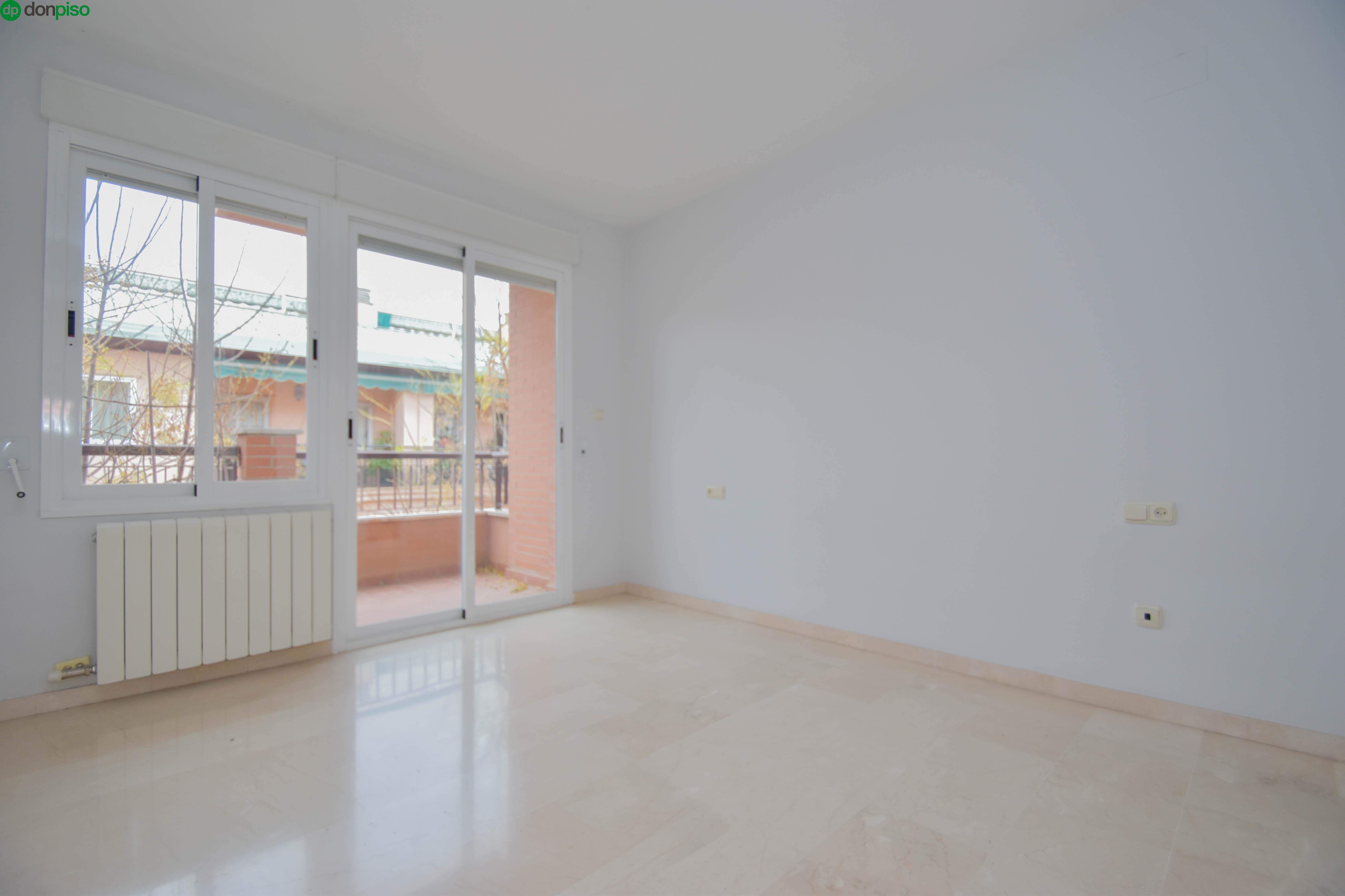 Bedroom of Attic for sale in  Granada Capital  with Heating, Private garden and Parquet flooring