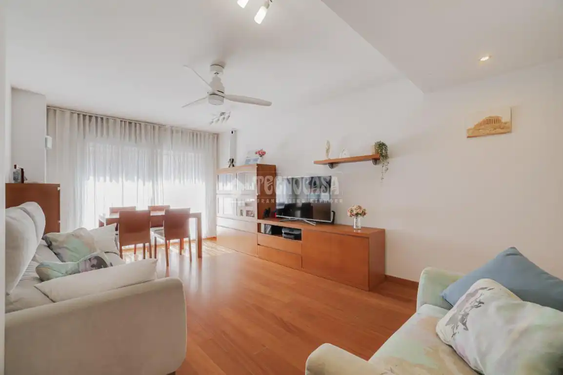 Vista exterior de Piso en venta en L'Hospitalet de Llobregat con Aire acondicionado, Calefacción y Balcón