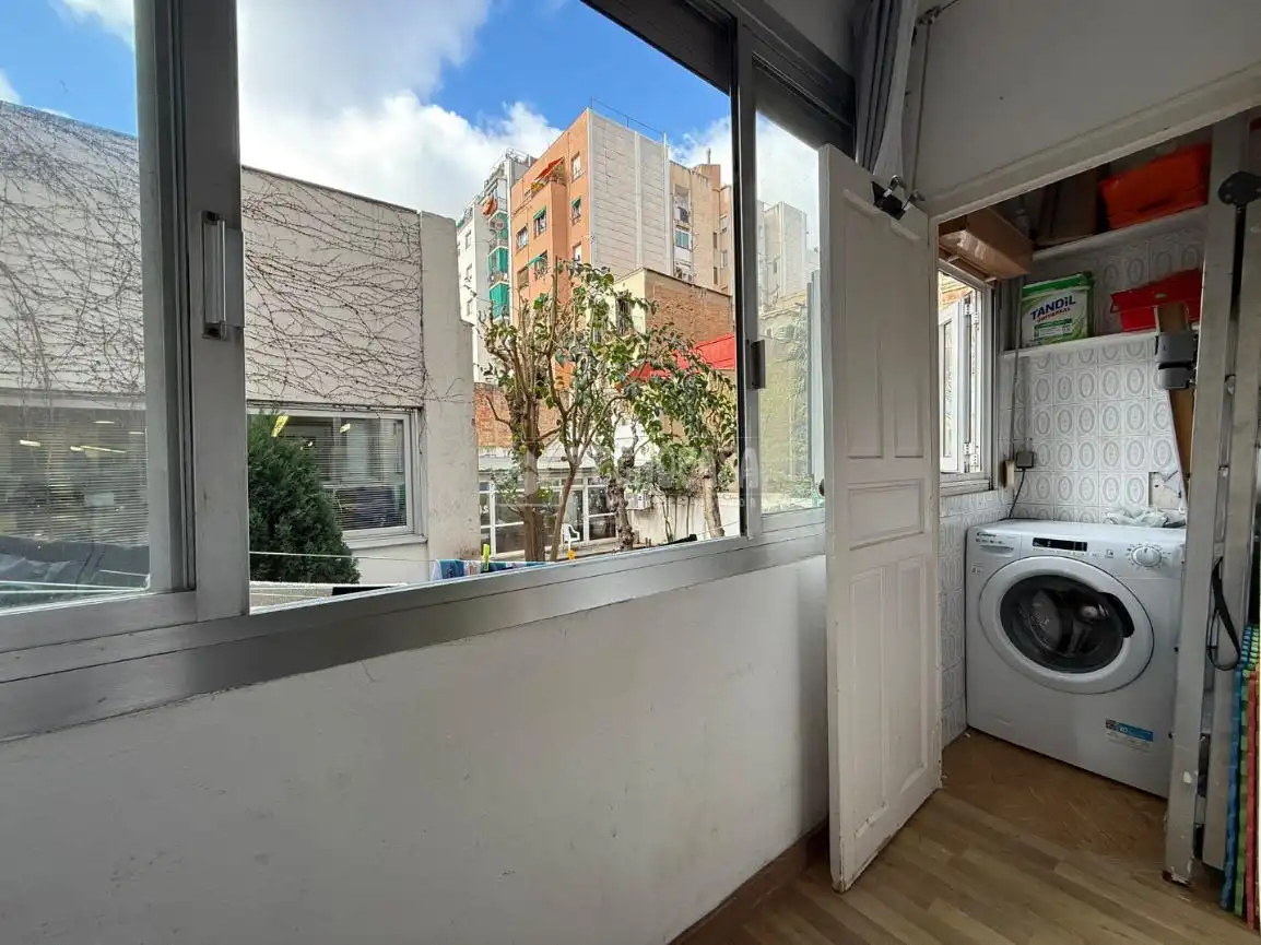 Bedroom of Flat for sale in Barcelona  with Air Conditioner and Balcony