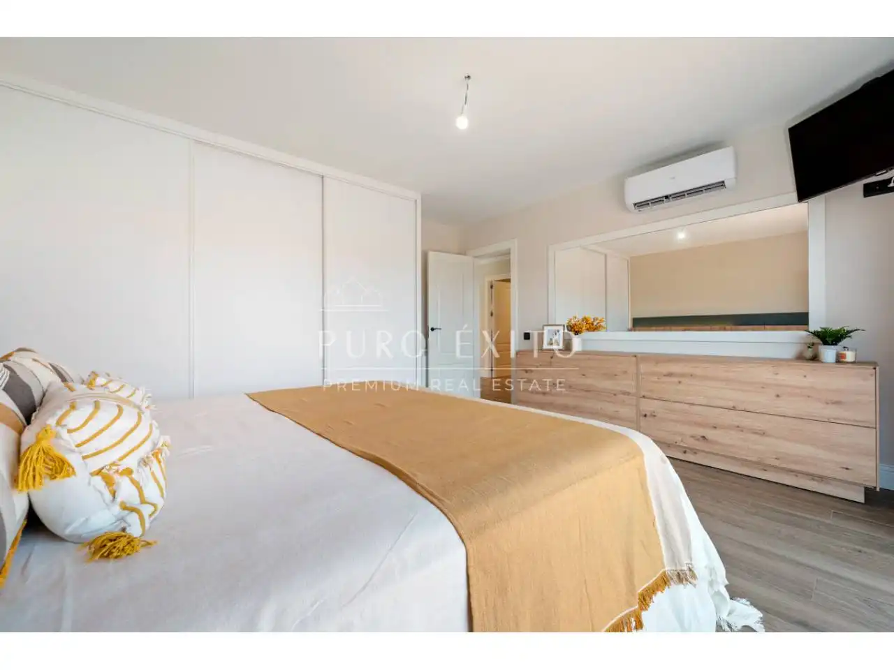 Bedroom of Houses for sale in Cambrils  with Air Conditioner, Private garden and Parquet flooring