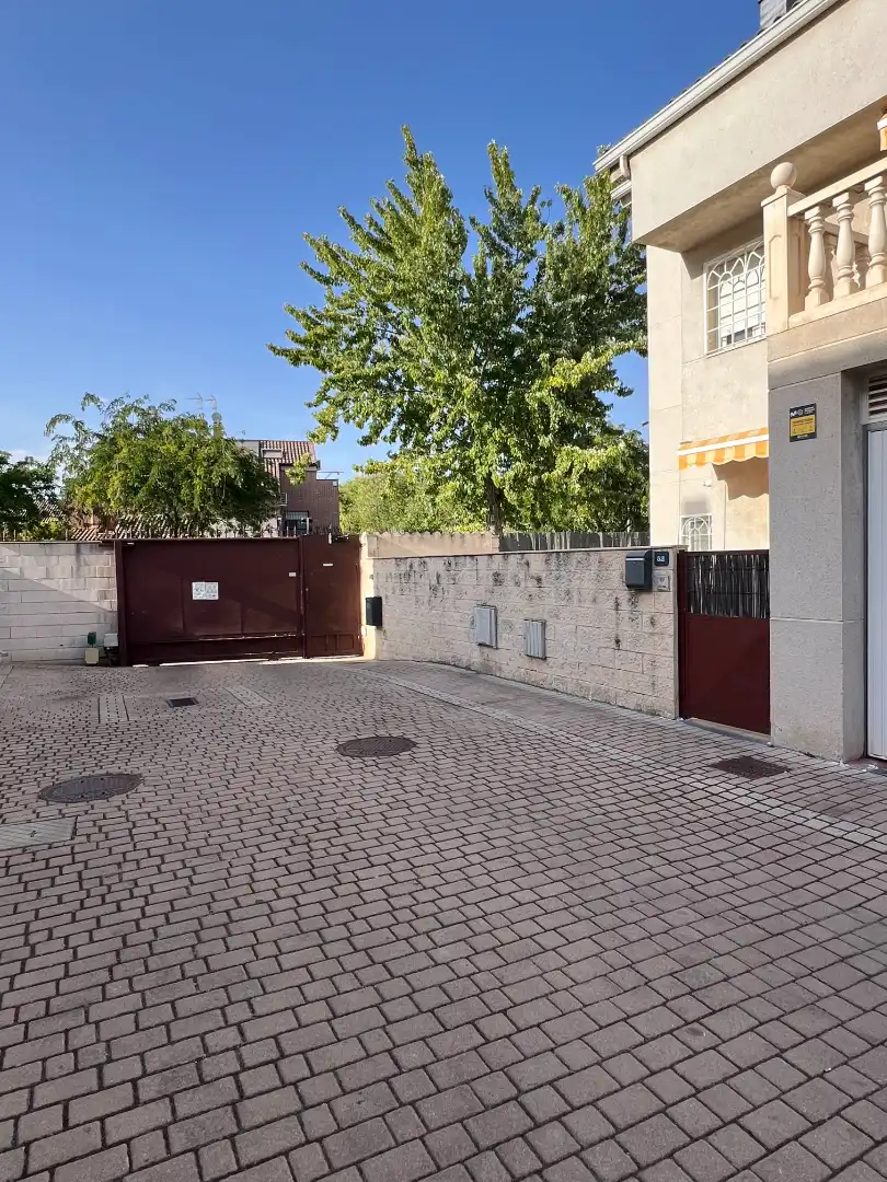 Parking de Casa o chalet en venta en Velilla de San Antonio con Aire acondicionado, Calefacción y Jardín privado