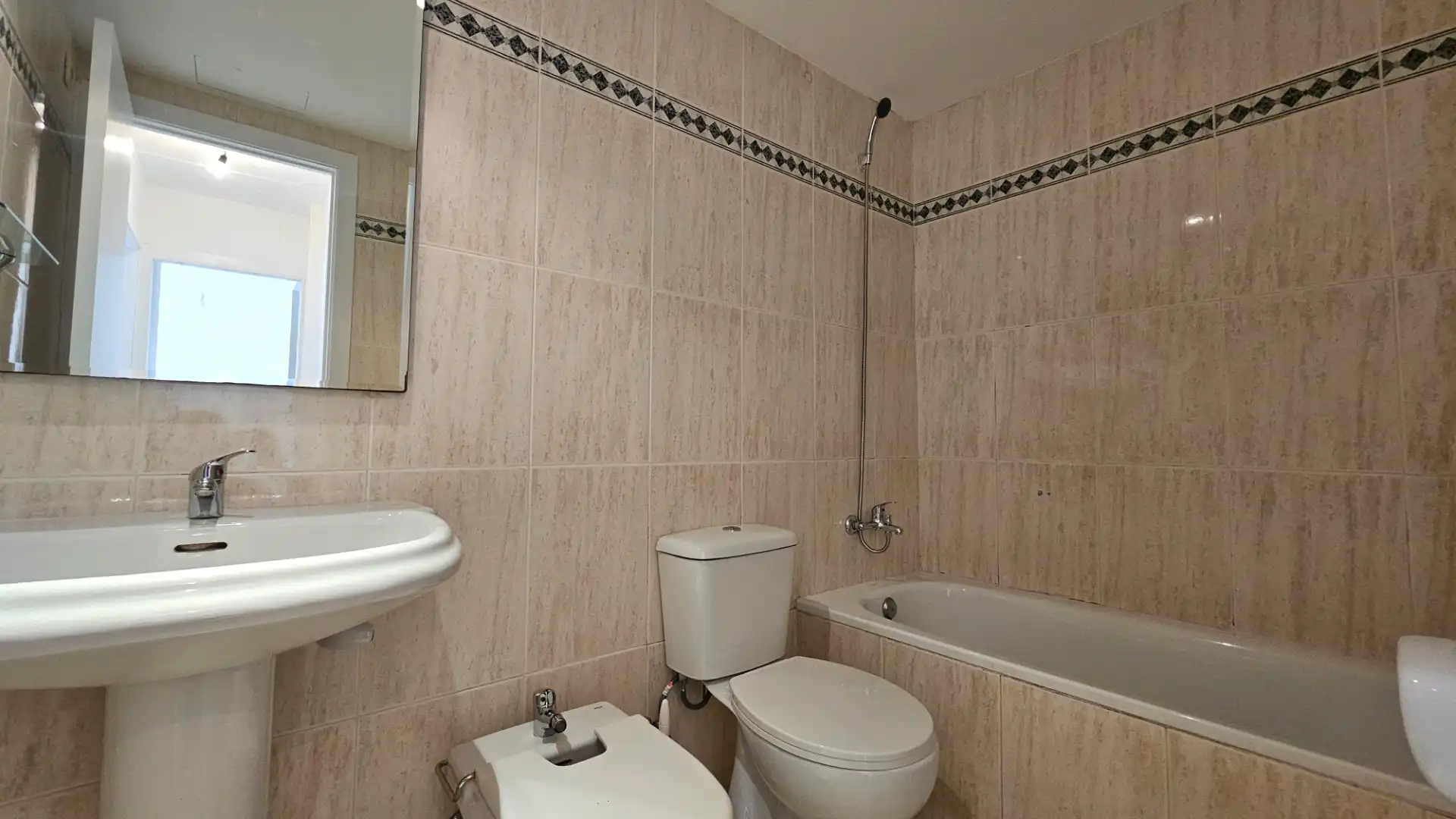Badezimmer von Wohnung zum Verkauf in Tarragona mit Klimaanlage, Terrasse und Ofen