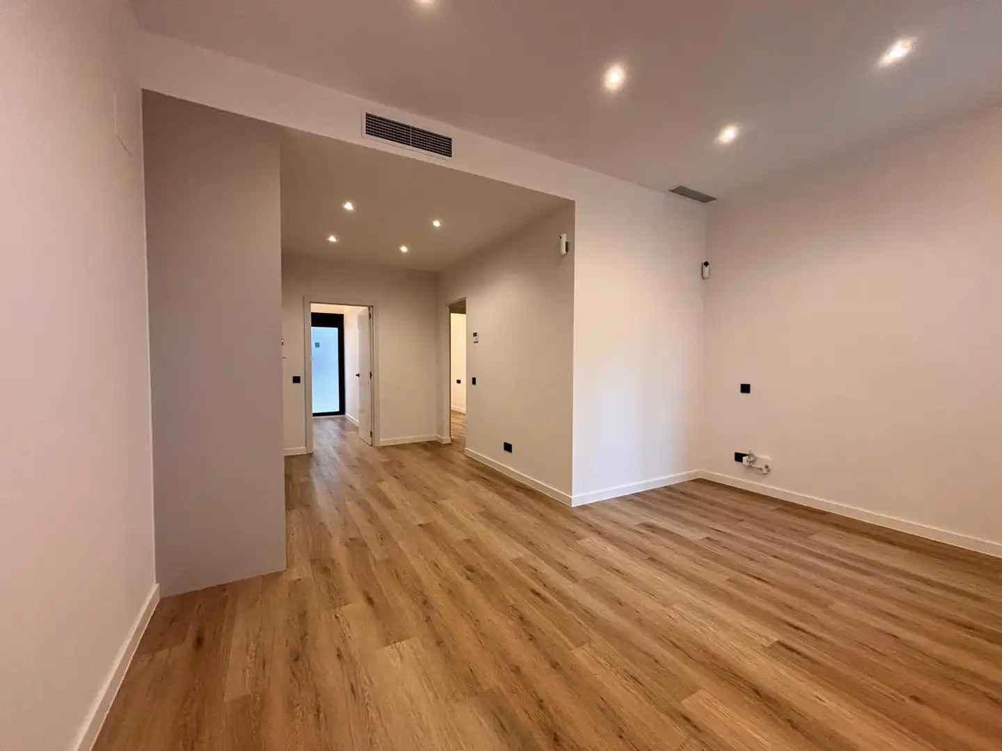 Flat for sale in Barcelona  with Air Conditioner, Oven and Microwave