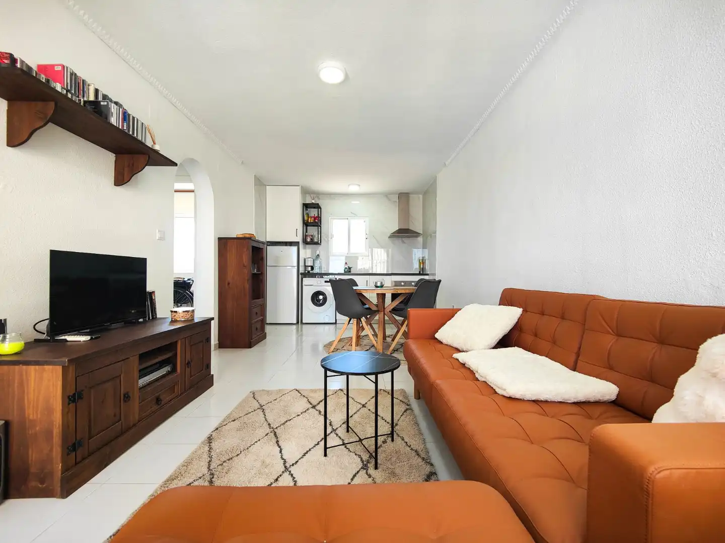 Wohnzimmer von Einfamilien-Reihenhaus zum Verkauf in Torrevieja mit Klimaanlage, Privatgarten und Terrasse
