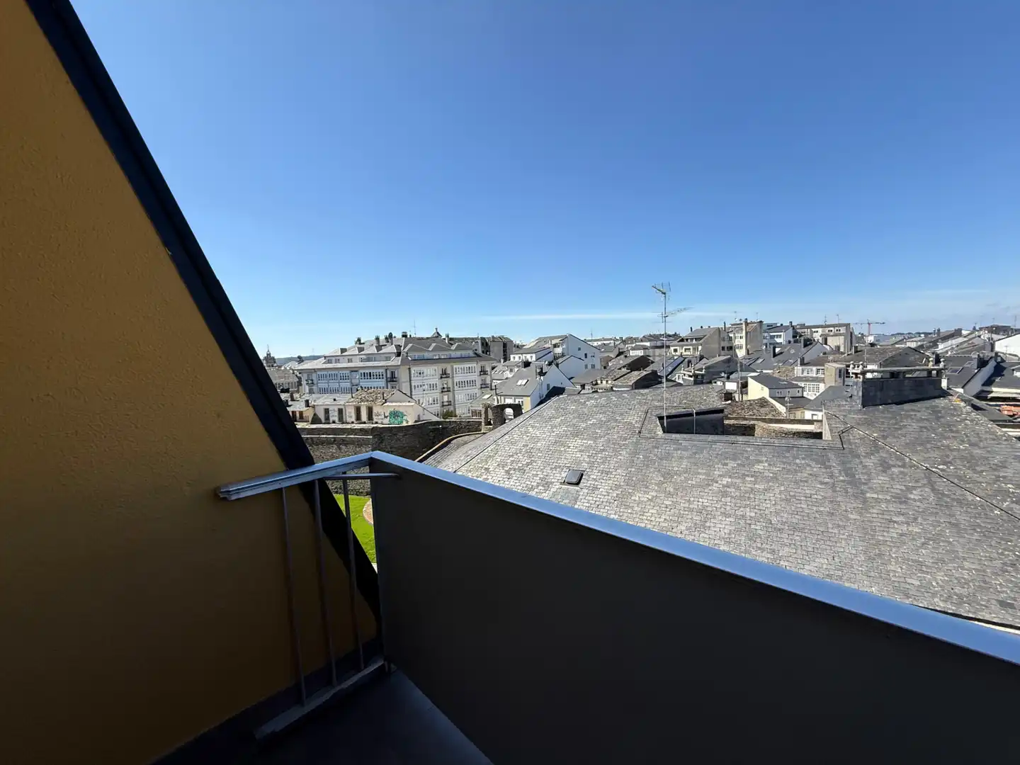 Vista exterior de Pis en venda en Lugo amb Calefacció, Parquet i Terrassa