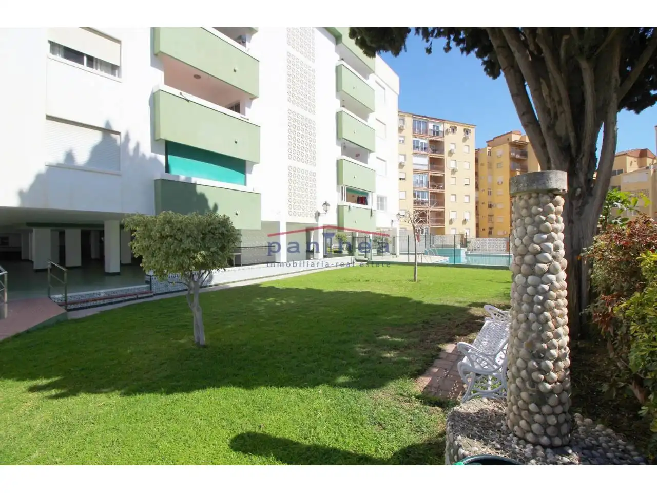 Vista exterior de Piso en venta en Rincón de la Victoria con Aire acondicionado, Terraza y Trastero
