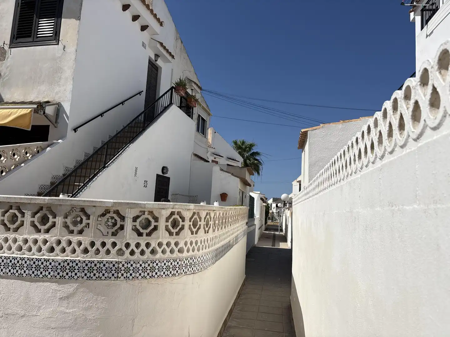 Außenansicht von Wohnungen zum Verkauf in Torrevieja mit Klimaanlage, Terrasse und Gemeinschaftspool