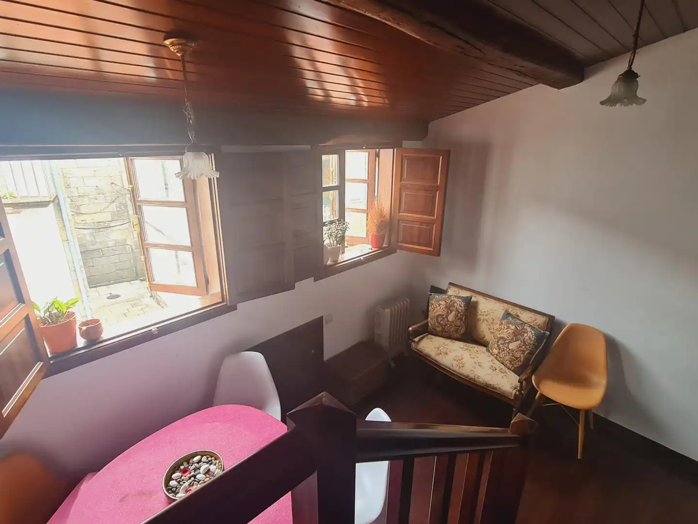 Sala d'estar de Casa adosada en venda en Santiago de Compostela  amb Balcó