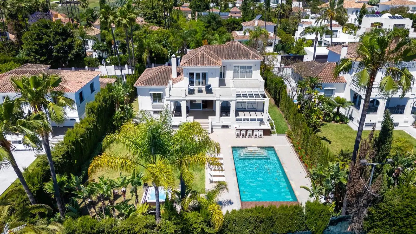 Vista exterior de Casa o xalet en venda en Marbella amb Aire condicionat, Jardí privat i Terrassa