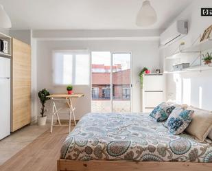 Bedroom of Study to share in  Valencia Capital  with Air Conditioner and Terrace