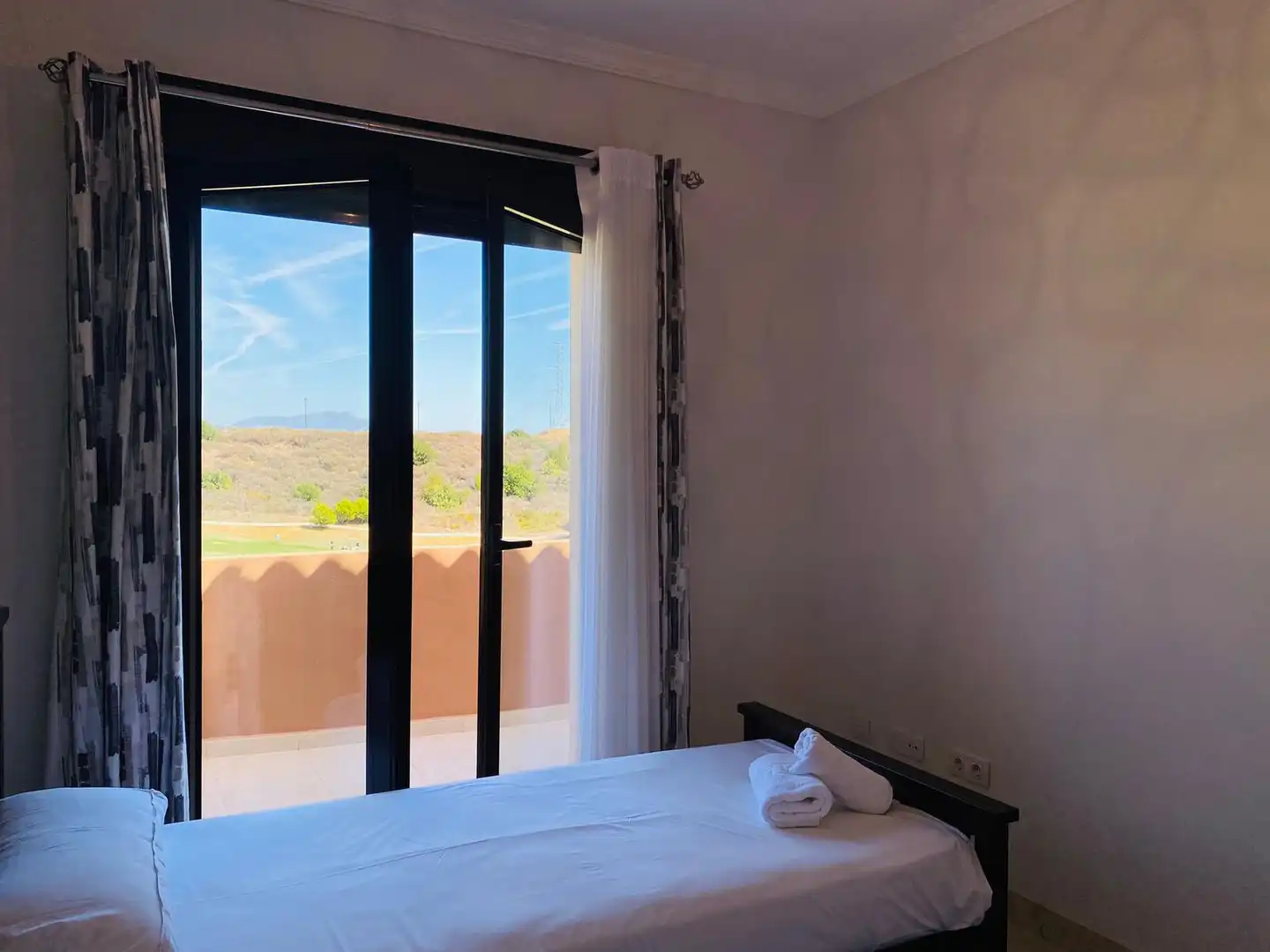 Dormitori de Casa adosada de lloguer en Estepona amb Aire condicionat, Terrassa i Moblat